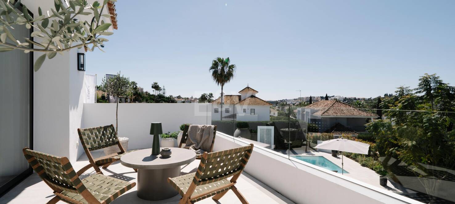 Elegant Villa with Scenic Mountain and Golf Views in Nueva Andalucía