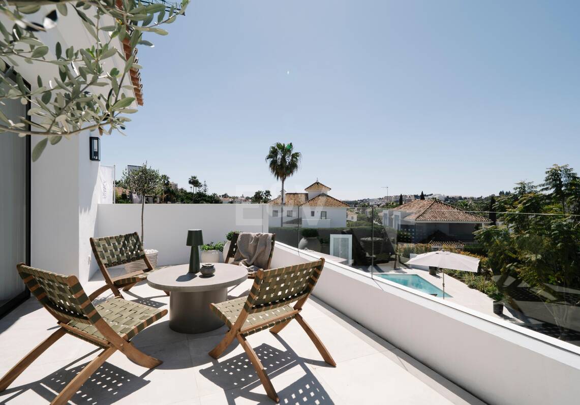 Elegante villa con vistas panorámicas a la montaña y al golf en Nueva Andalucía