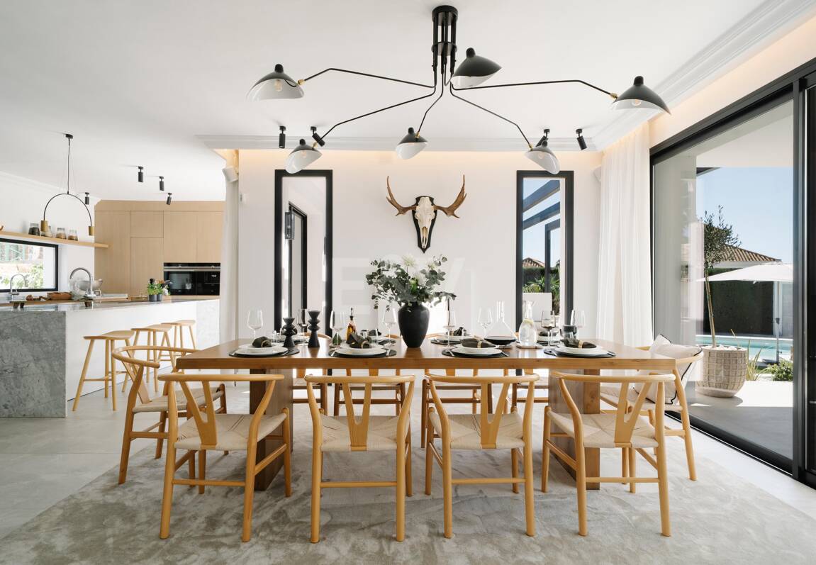 Elegant Villa with Scenic Mountain and Golf Views in Nueva Andalucía