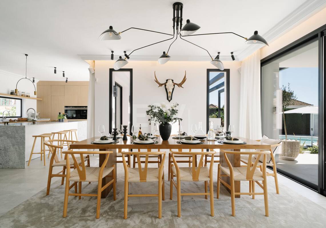 Elegante villa con vistas panorámicas a la montaña y al golf en Nueva Andalucía