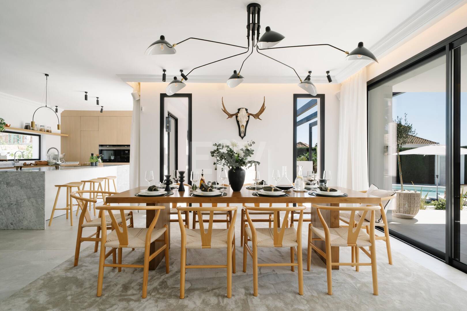 Elegante villa con vistas panorámicas a la montaña y al golf en Nueva Andalucía