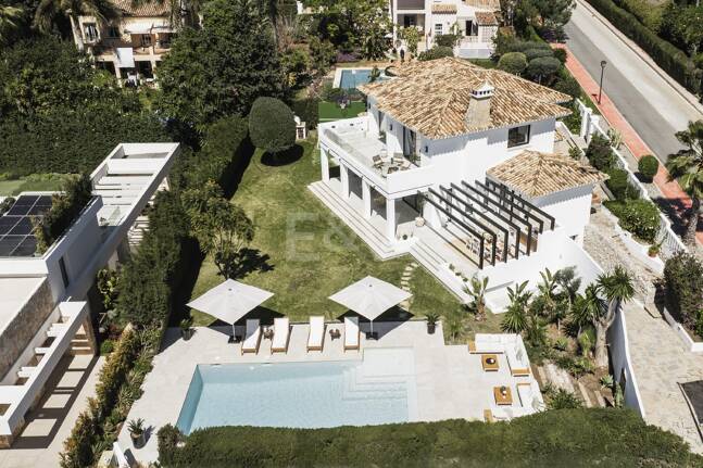 Elegant Villa with Scenic Mountain and Golf Views in Nueva Andalucía