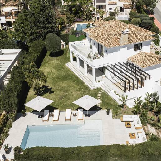 Elegant Villa with Scenic Mountain and Golf Views in Nueva Andalucía