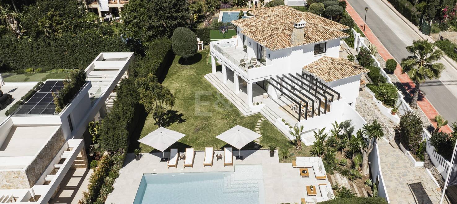 Elegant Villa with Scenic Mountain and Golf Views in Nueva Andalucía