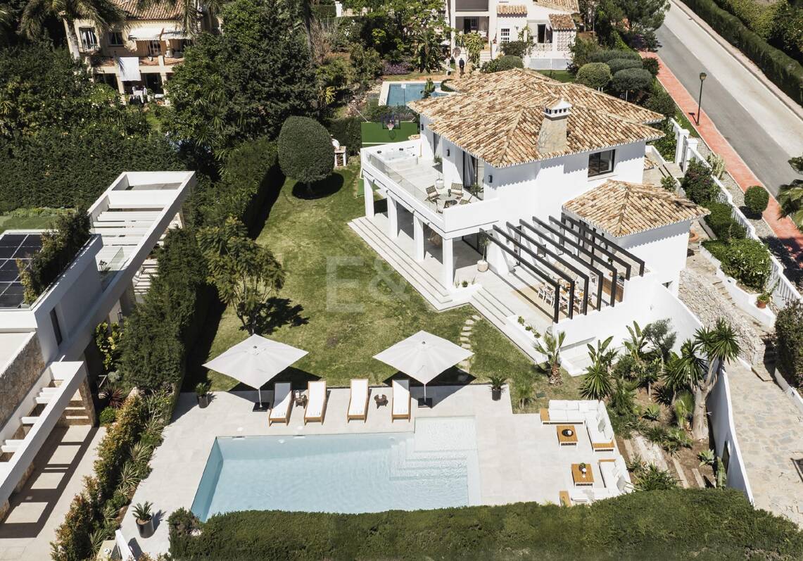 Elegante villa con vistas panorámicas a la montaña y al golf en Nueva Andalucía