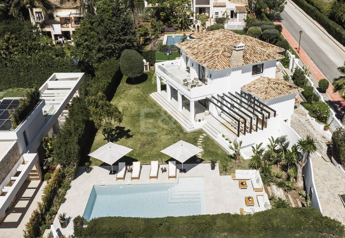 Elegant Villa with Scenic Mountain and Golf Views in Nueva Andalucía