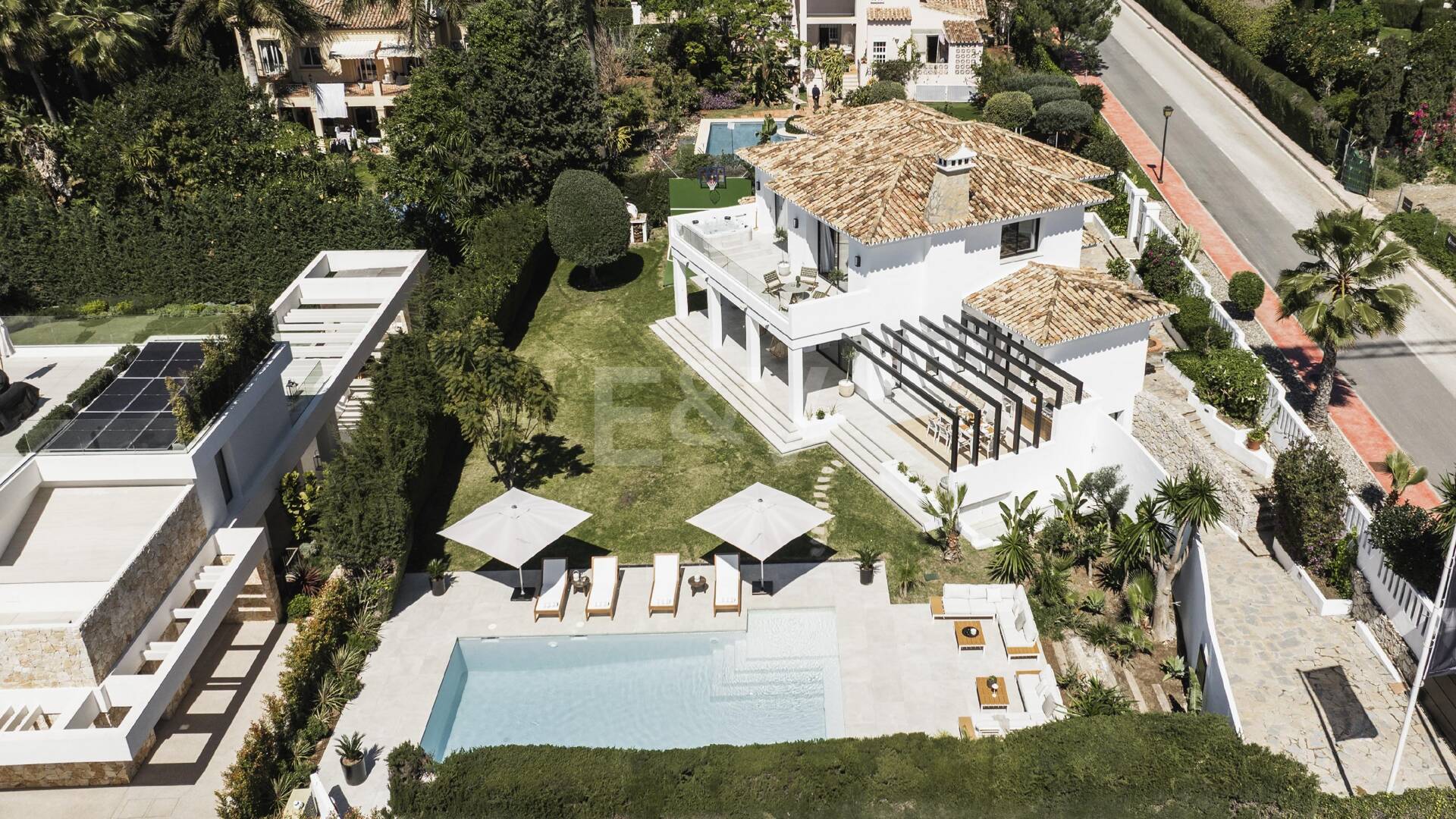 Elegant Villa with Scenic Mountain and Golf Views in Nueva Andalucía