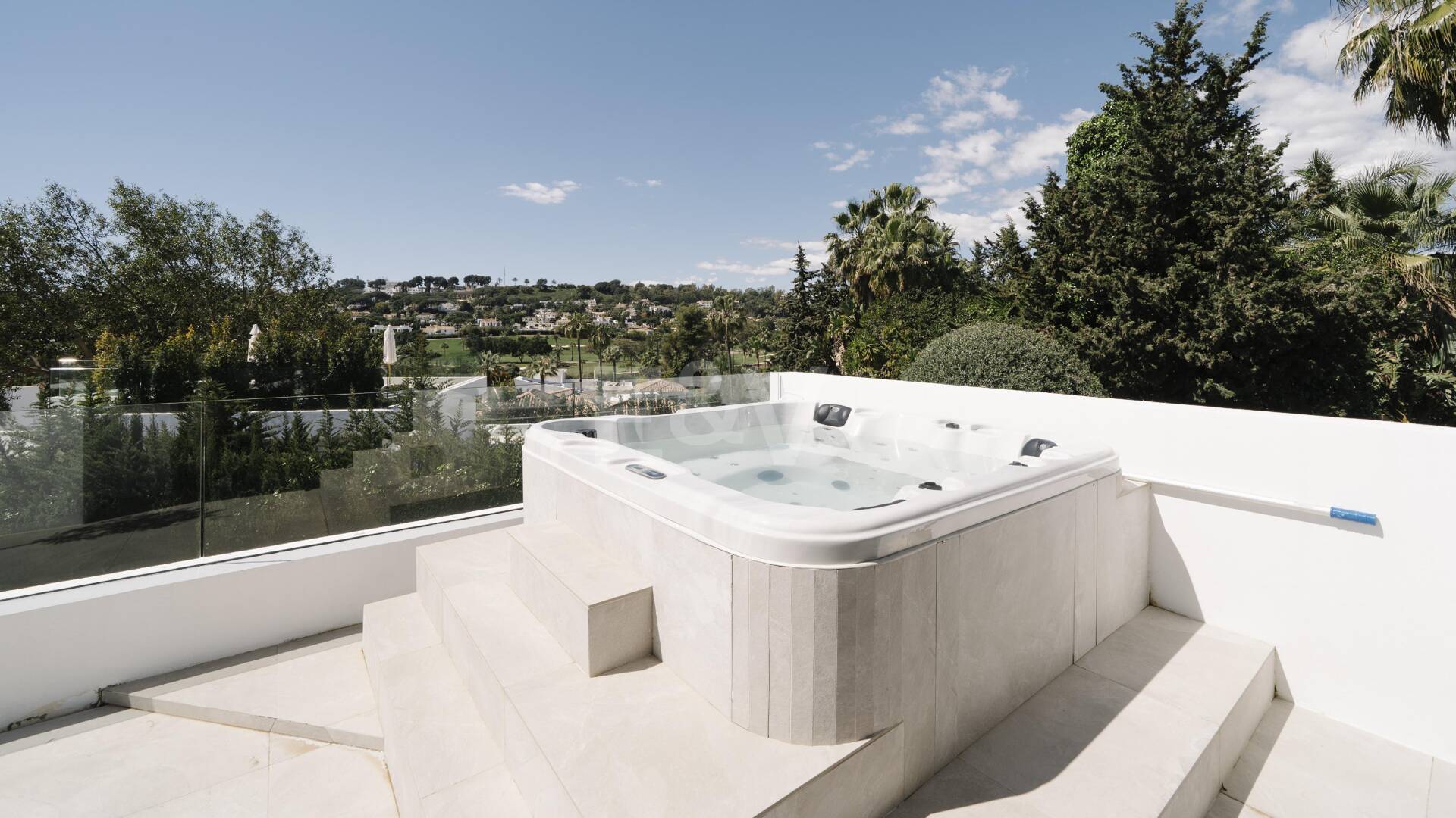 Elegante villa con vistas panorámicas a la montaña y al golf en Nueva Andalucía