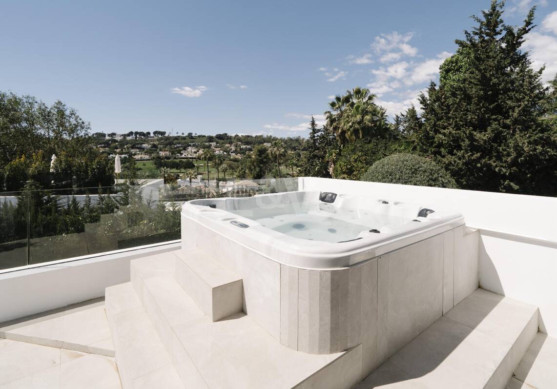 Elegante villa con vistas panorámicas a la montaña y al golf en Nueva Andalucía