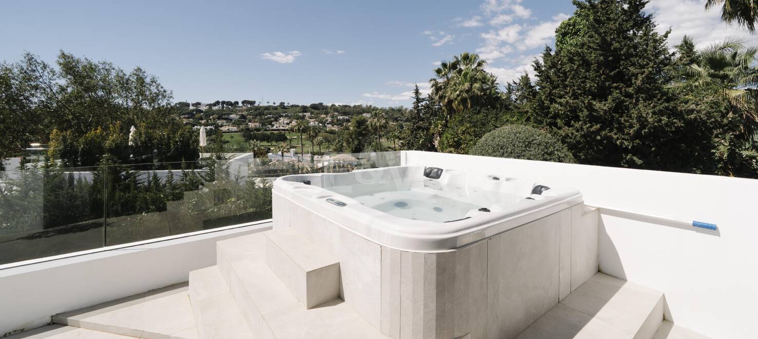 Elegant Villa with Scenic Mountain and Golf Views in Nueva Andalucía