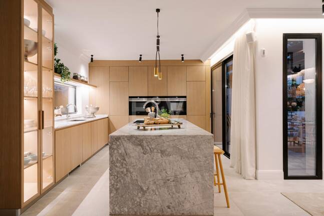 Elegant Villa with Scenic Mountain and Golf Views in Nueva Andalucía