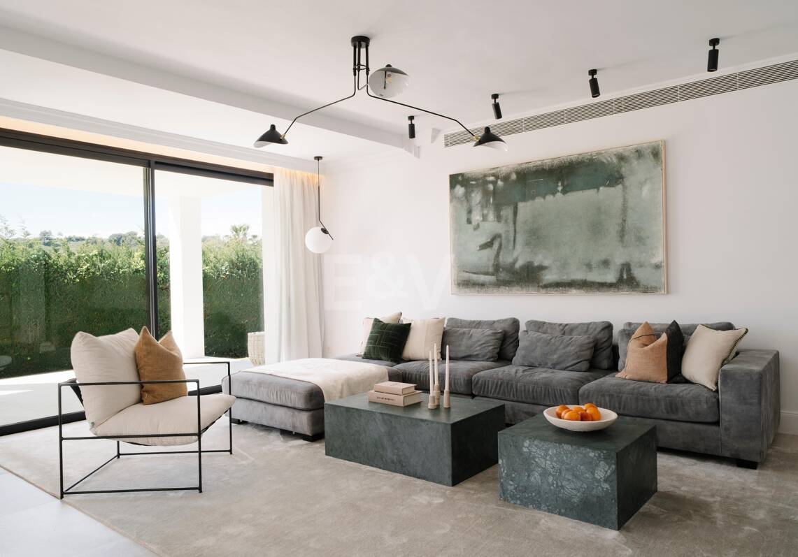 Elegante villa con vistas panorámicas a la montaña y al golf en Nueva Andalucía