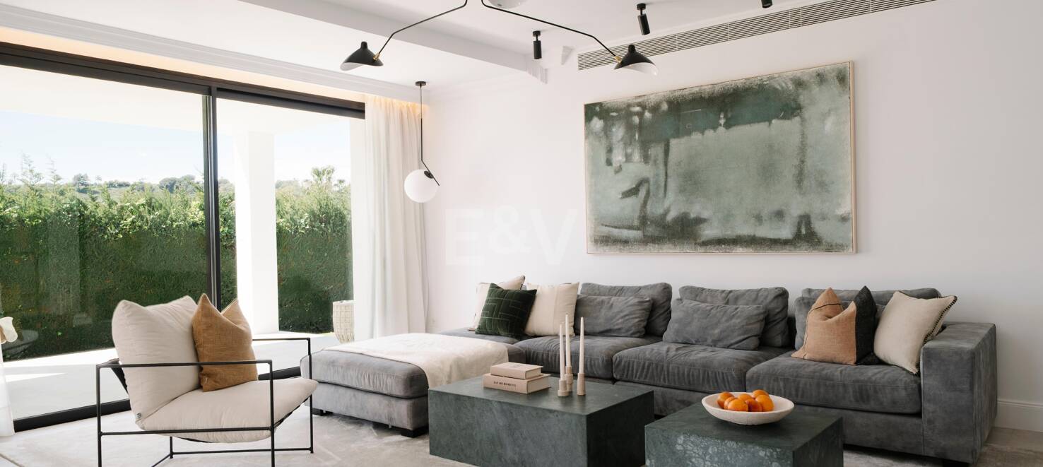 Elegant Villa with Scenic Mountain and Golf Views in Nueva Andalucía