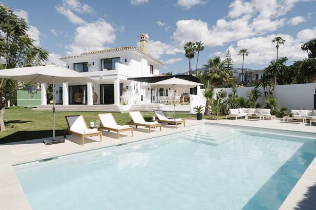 Elegant Villa with Scenic Mountain and Golf Views in Nueva Andalucía