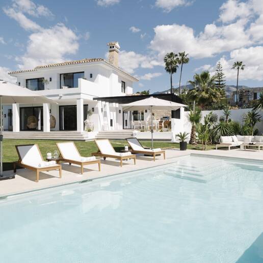 Elegant Villa with Scenic Mountain and Golf Views in Nueva Andalucía
