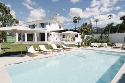 Elegant Villa with Scenic Mountain and Golf Views in Nueva Andalucía