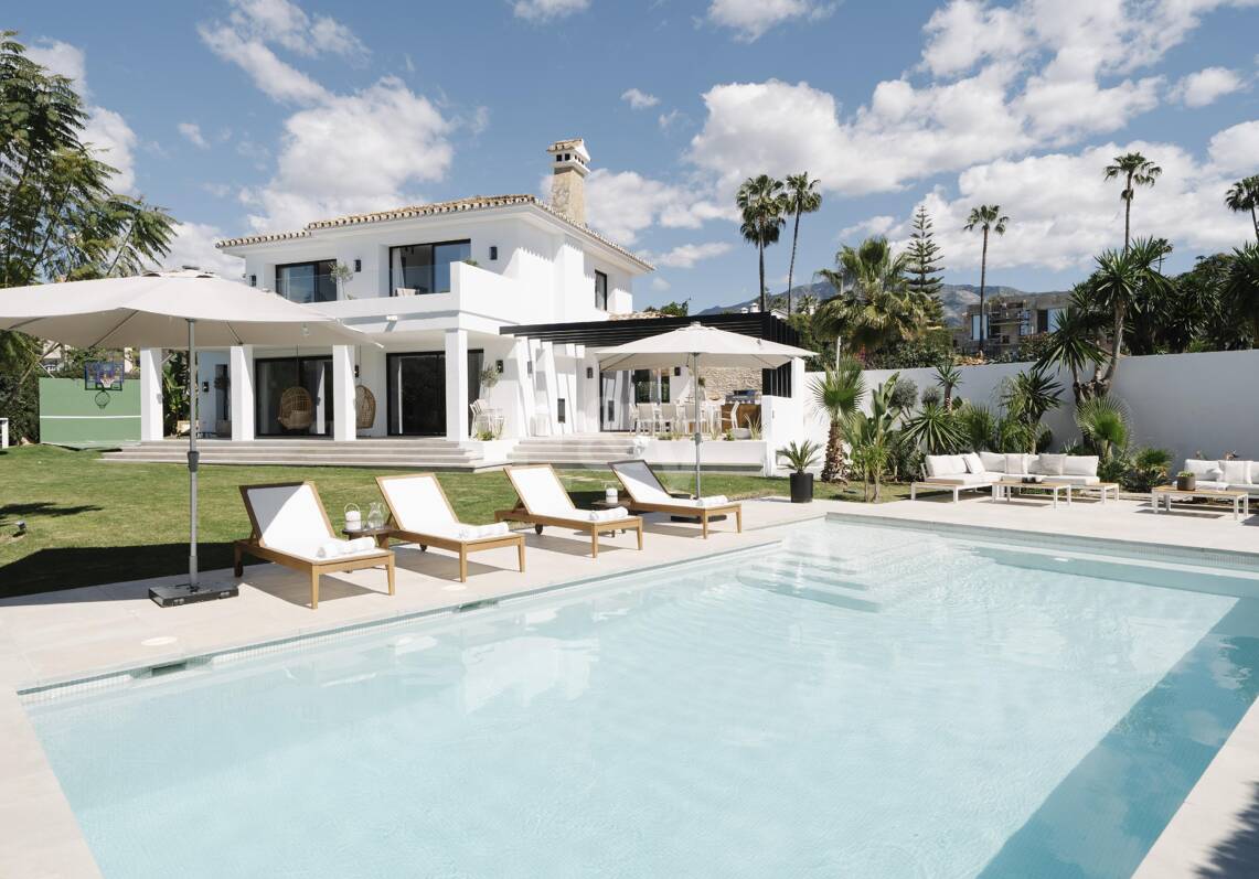 Elegante villa con vistas panorámicas a la montaña y al golf en Nueva Andalucía