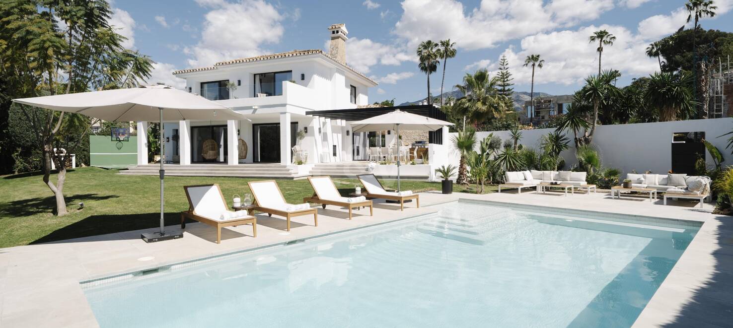 Elegant Villa with Scenic Mountain and Golf Views in Nueva Andalucía