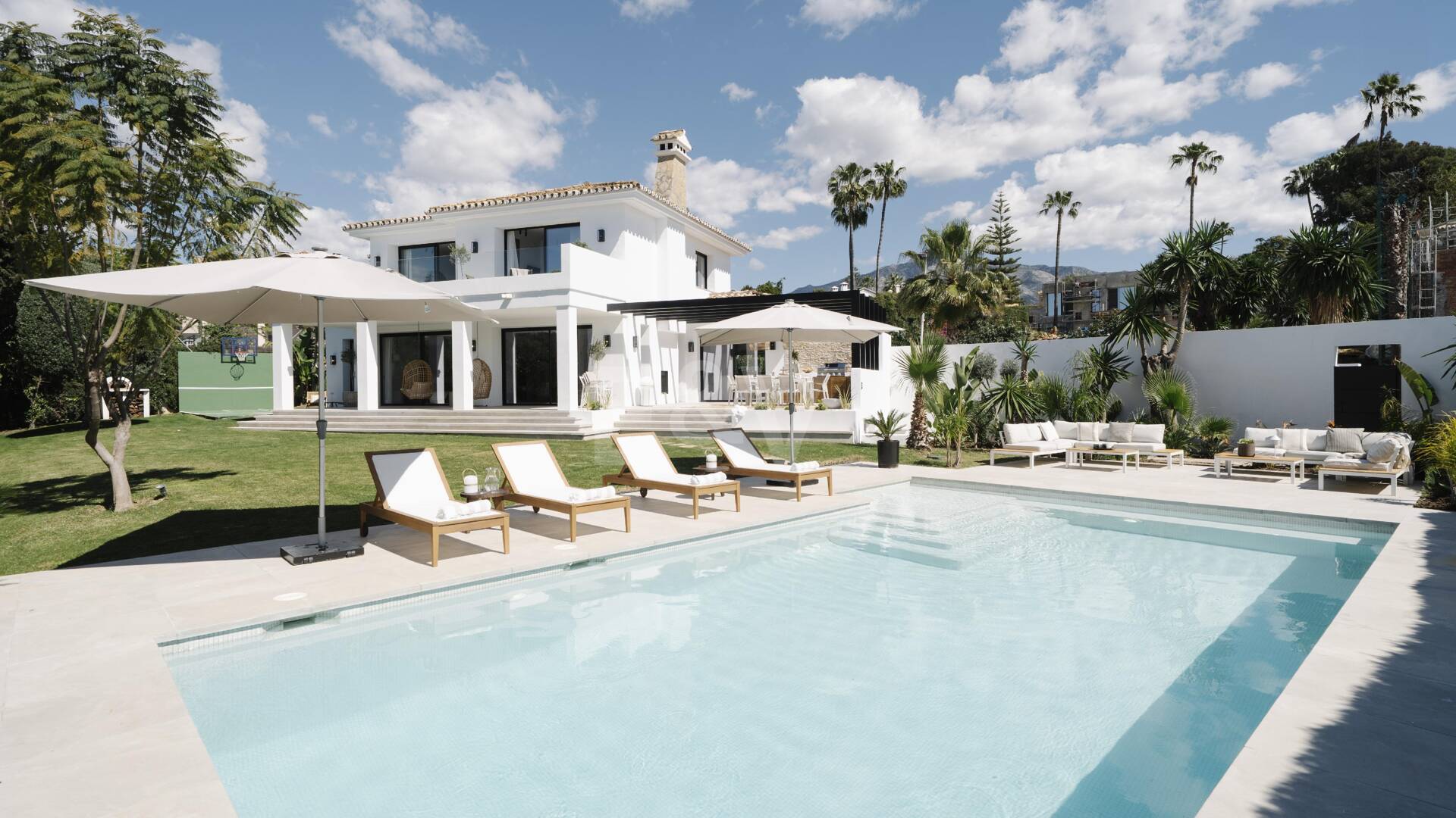 Elegant Villa with Scenic Mountain and Golf Views in Nueva Andalucía