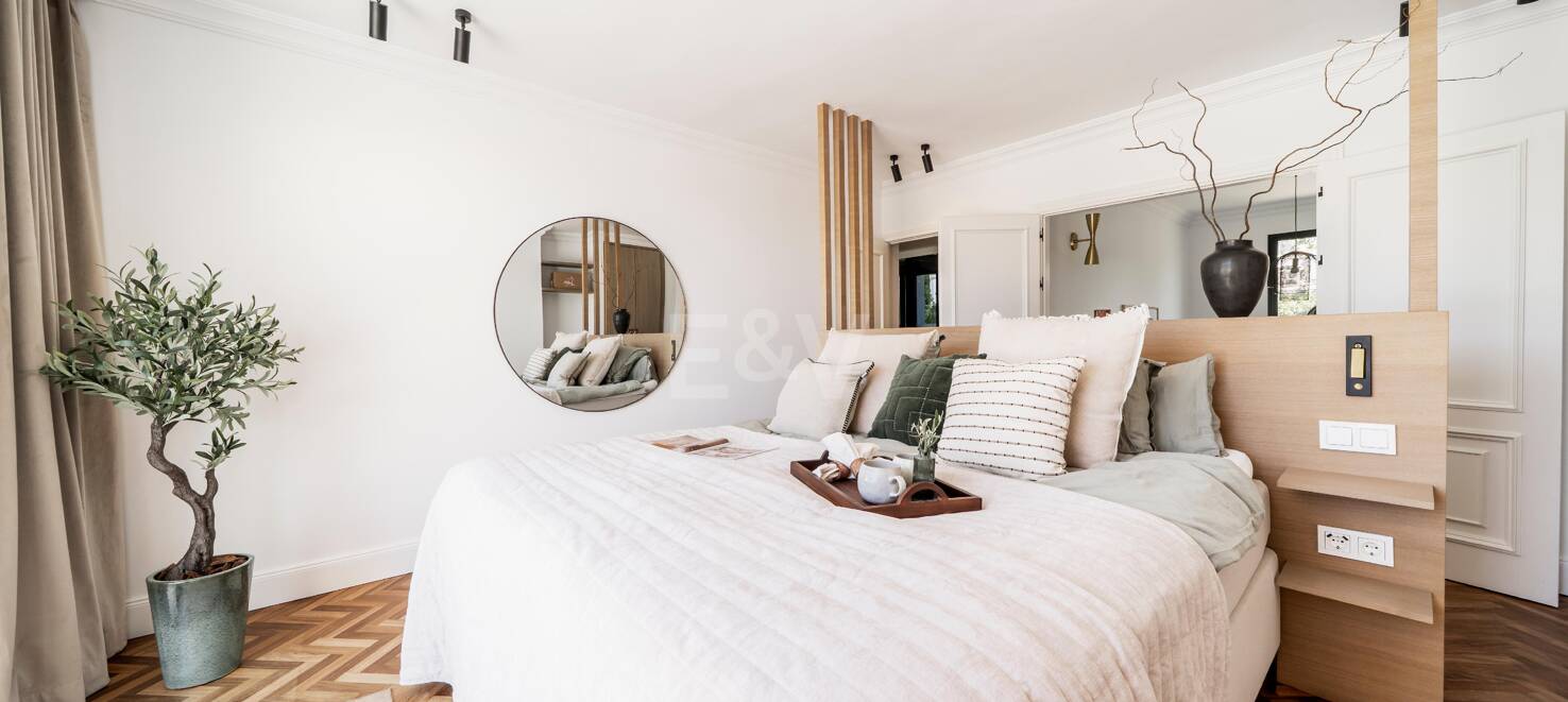 Elegant Villa with Scenic Mountain and Golf Views in Nueva Andalucía
