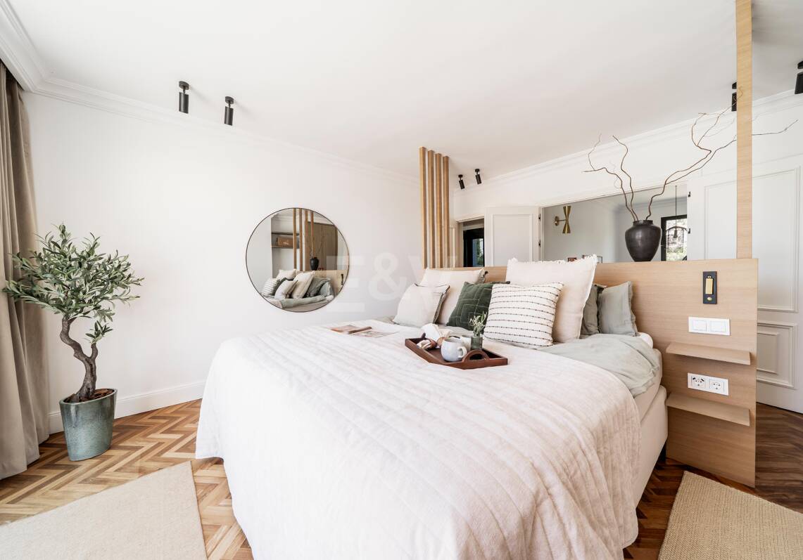 Elegante villa con vistas panorámicas a la montaña y al golf en Nueva Andalucía