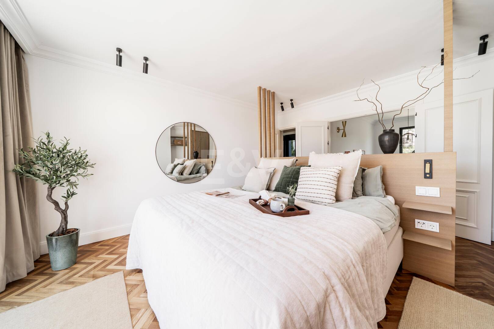 Elegant Villa with Scenic Mountain and Golf Views in Nueva Andalucía