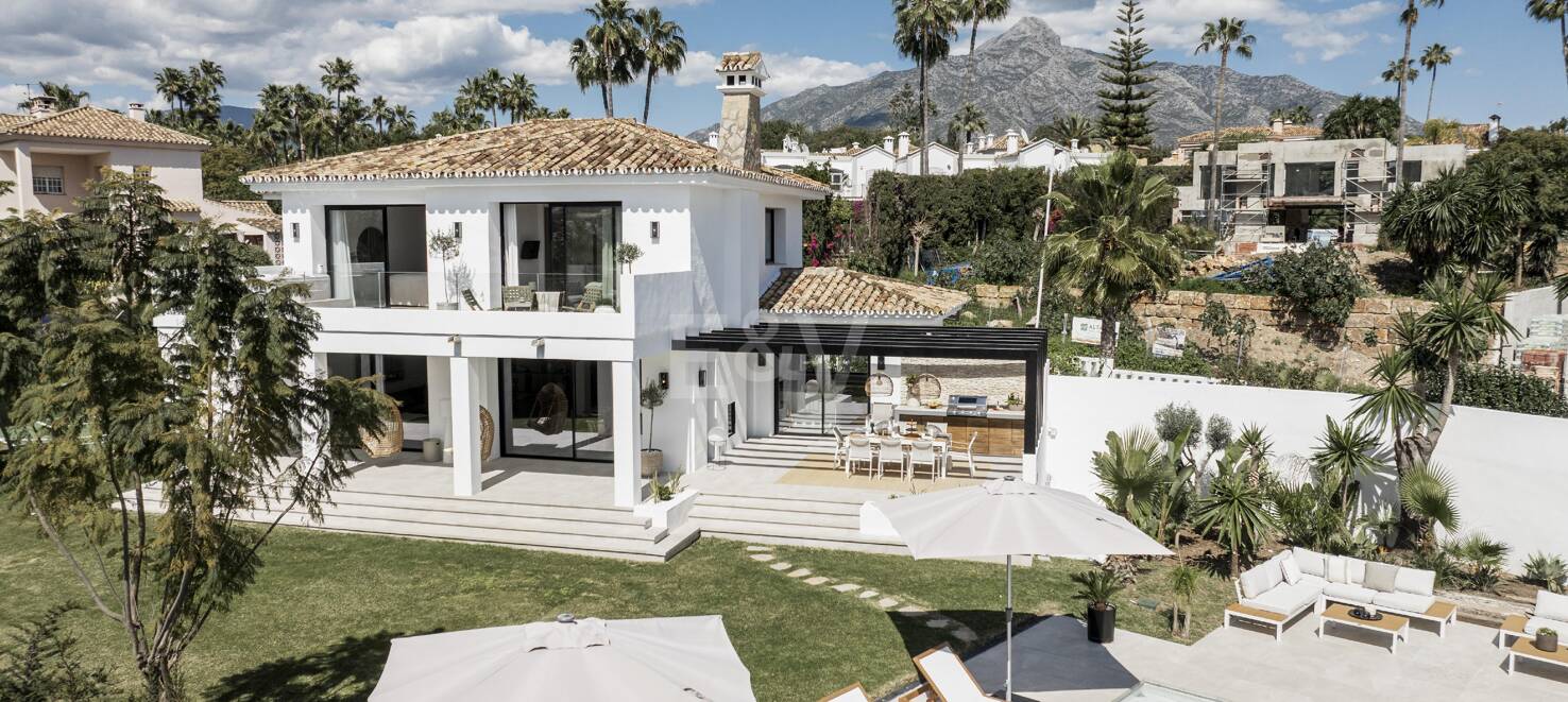 Elegant Villa with Scenic Mountain and Golf Views in Nueva Andalucía