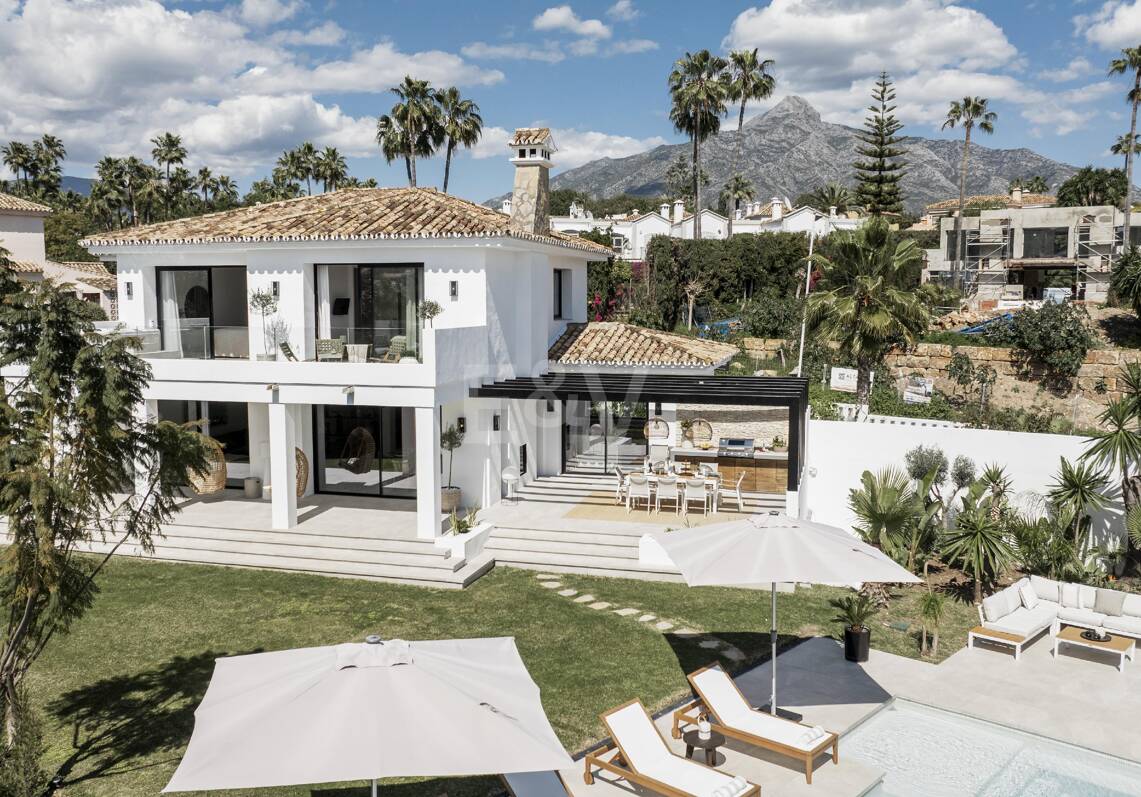 Elegante villa con vistas panorámicas a la montaña y al golf en Nueva Andalucía