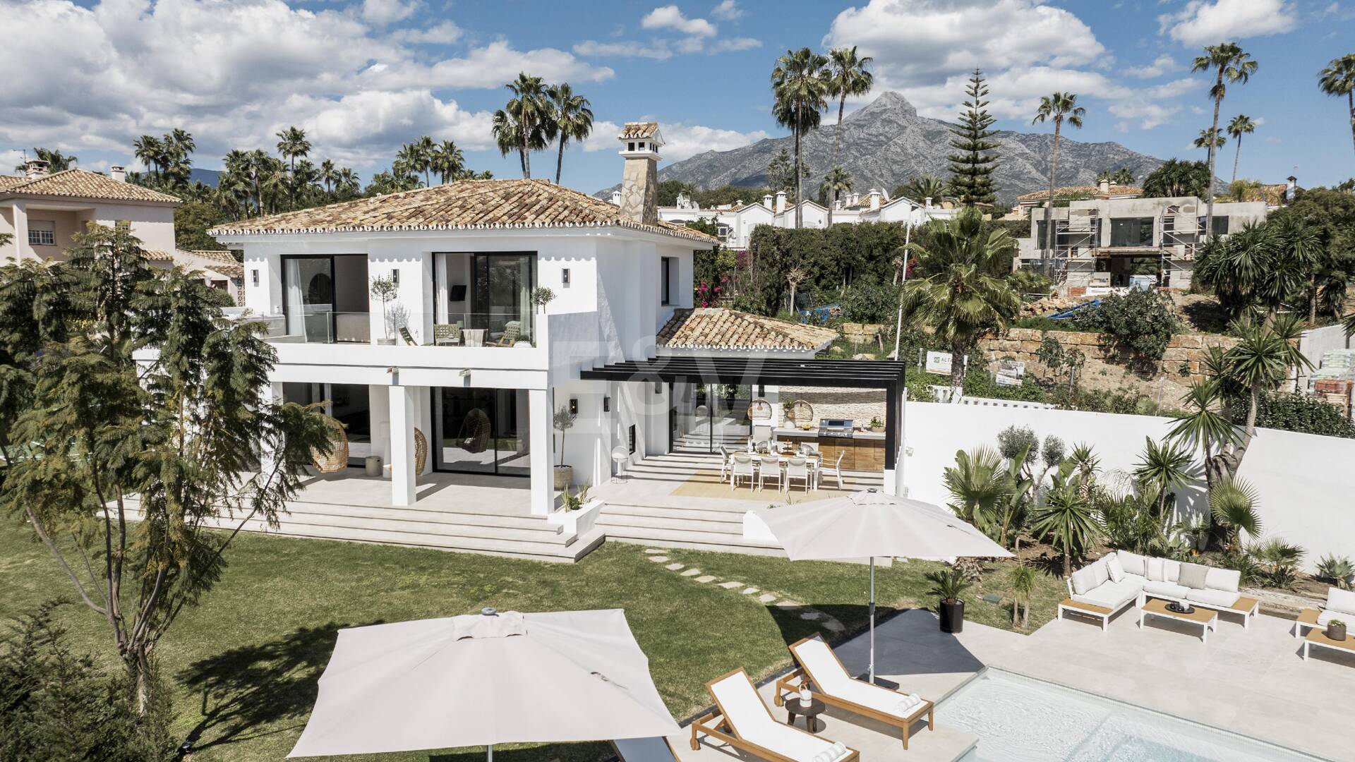 Elegante villa con vistas panorámicas a la montaña y al golf en Nueva Andalucía