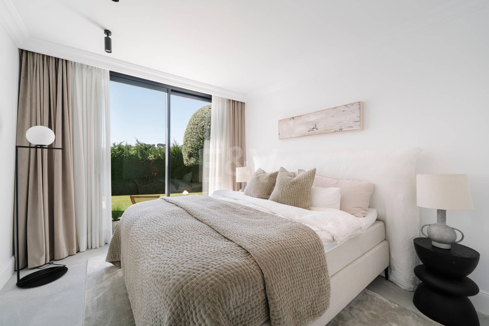 Elegant Villa with Scenic Mountain and Golf Views in Nueva Andalucía