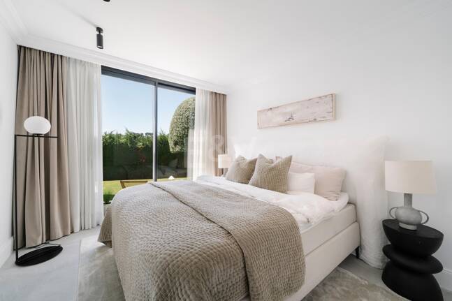 Elegant Villa with Scenic Mountain and Golf Views in Nueva Andalucía