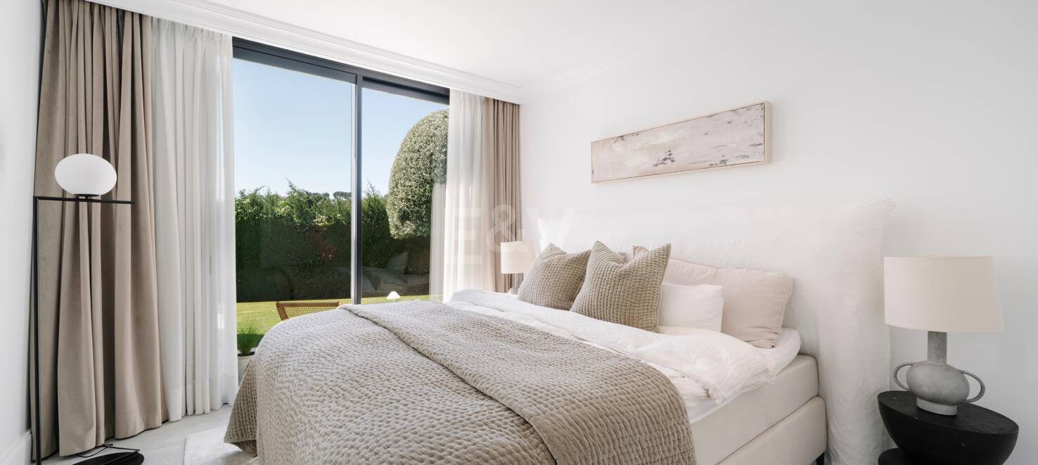 Elegant Villa with Scenic Mountain and Golf Views in Nueva Andalucía