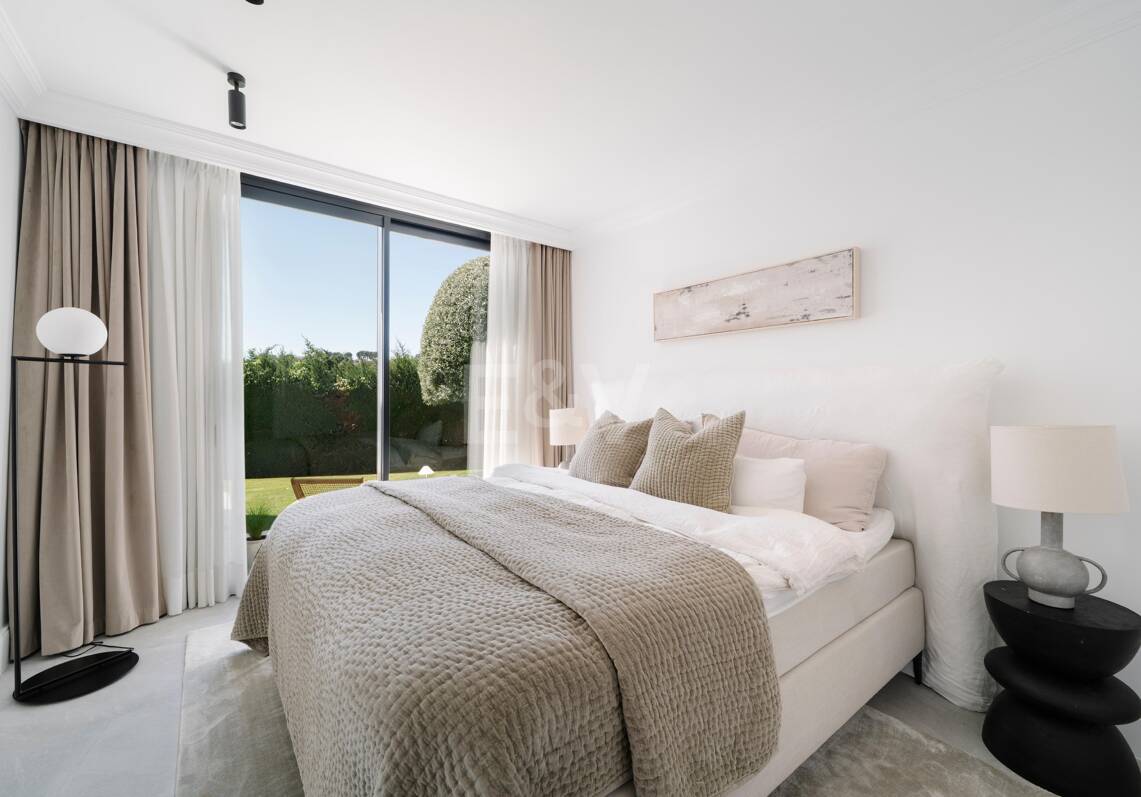 Elegante villa con vistas panorámicas a la montaña y al golf en Nueva Andalucía