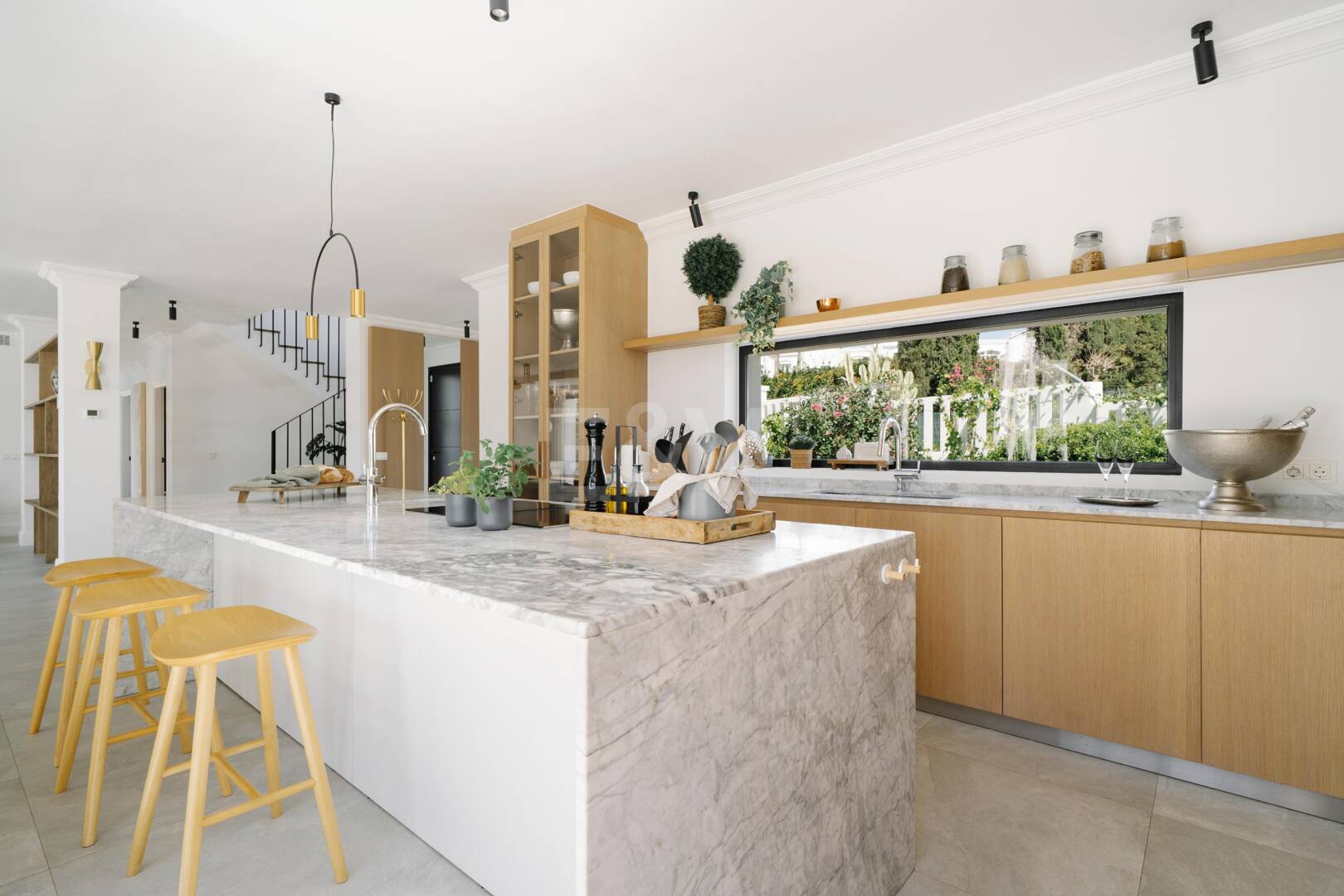 Elegante villa con vistas panorámicas a la montaña y al golf en Nueva Andalucía