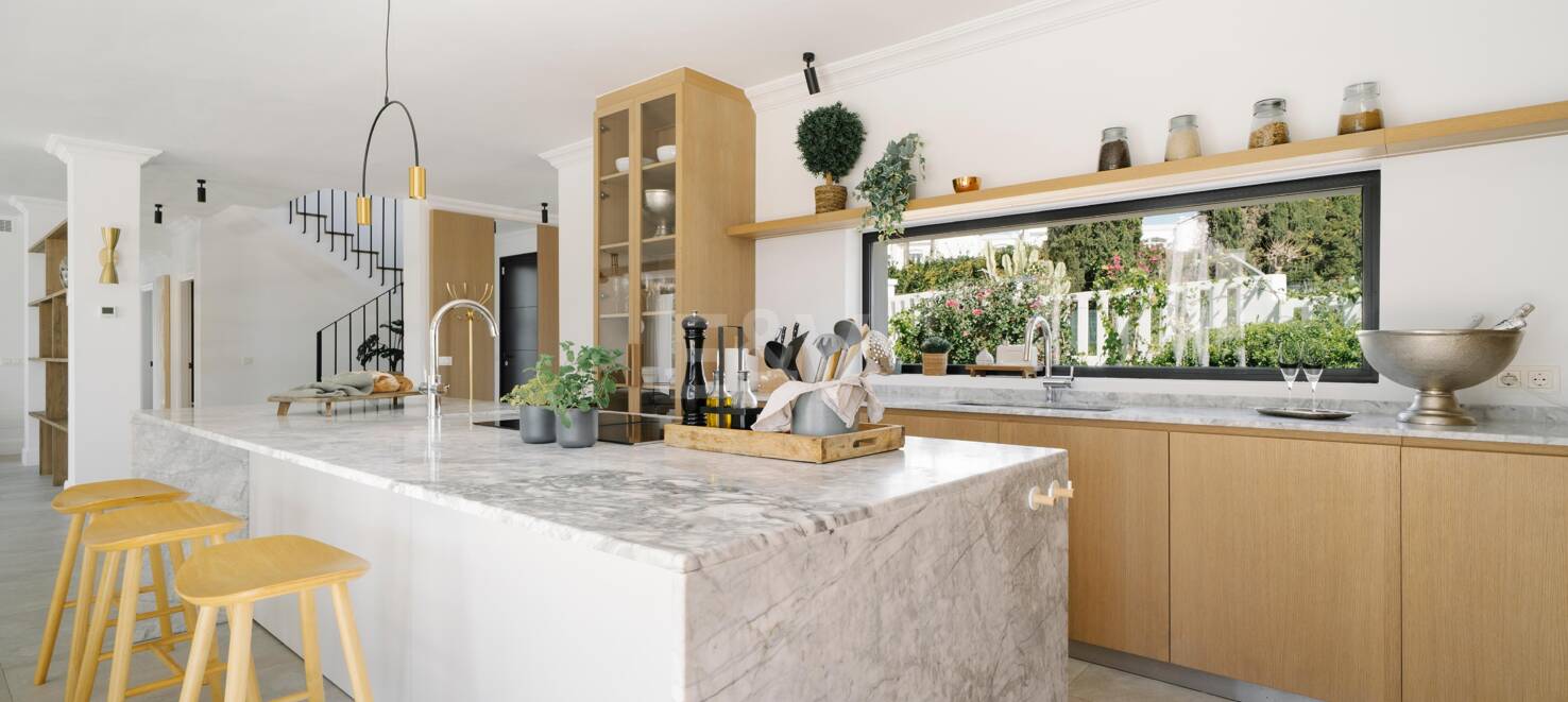 Elegant Villa with Scenic Mountain and Golf Views in Nueva Andalucía