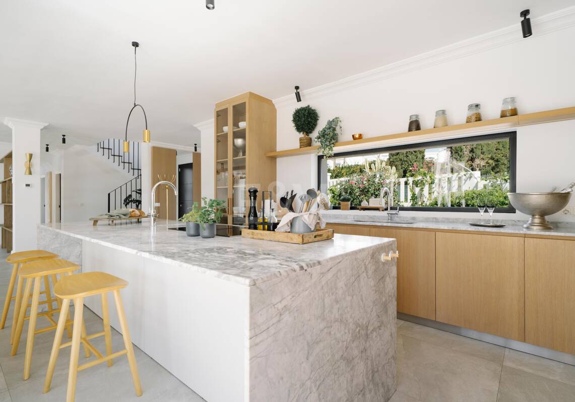 Elegante villa con vistas panorámicas a la montaña y al golf en Nueva Andalucía