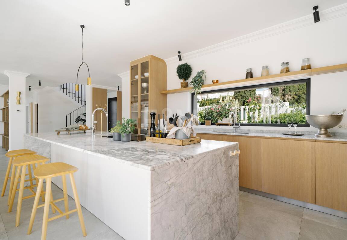 Elegant Villa with Scenic Mountain and Golf Views in Nueva Andalucía