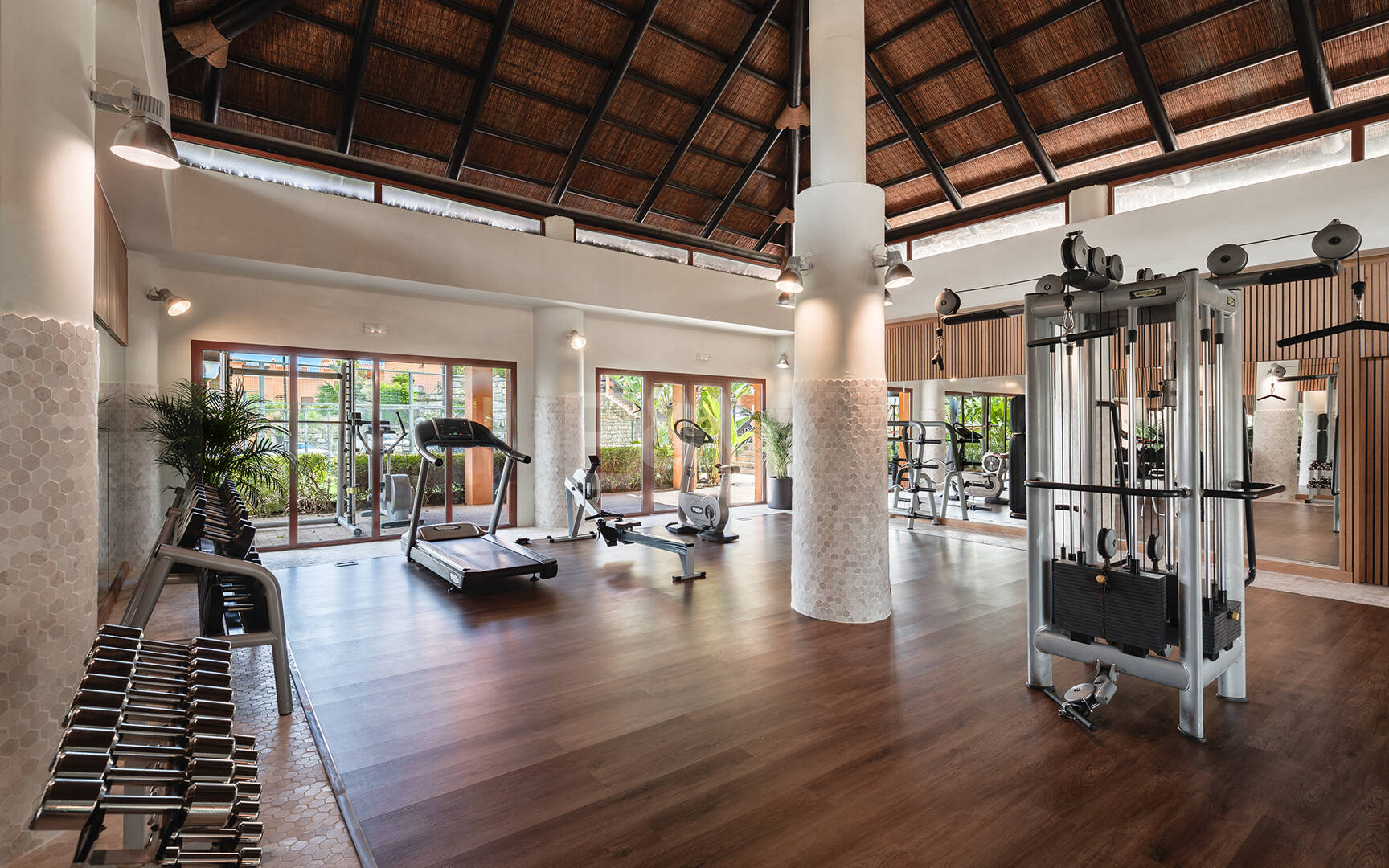 Apartamento con jardín en comunidad cerrada con servicios de estilo resort