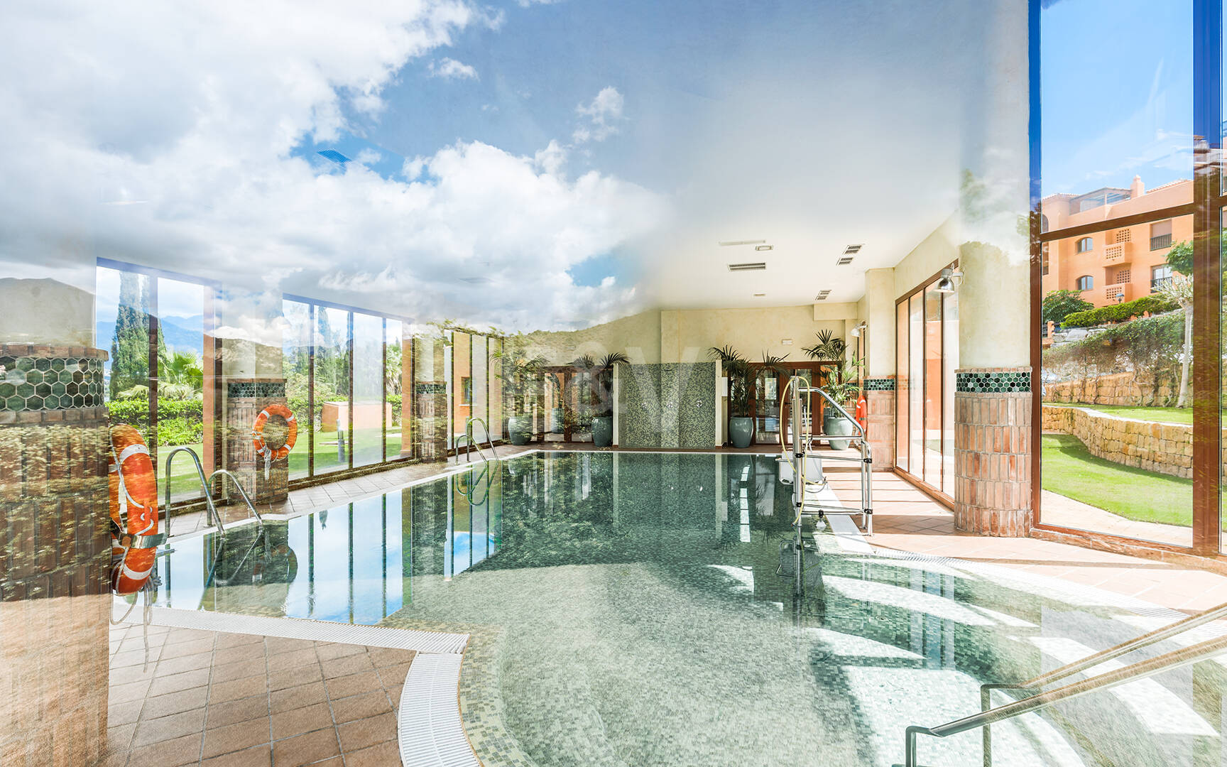 Apartamento con jardín en comunidad cerrada con servicios de estilo resort