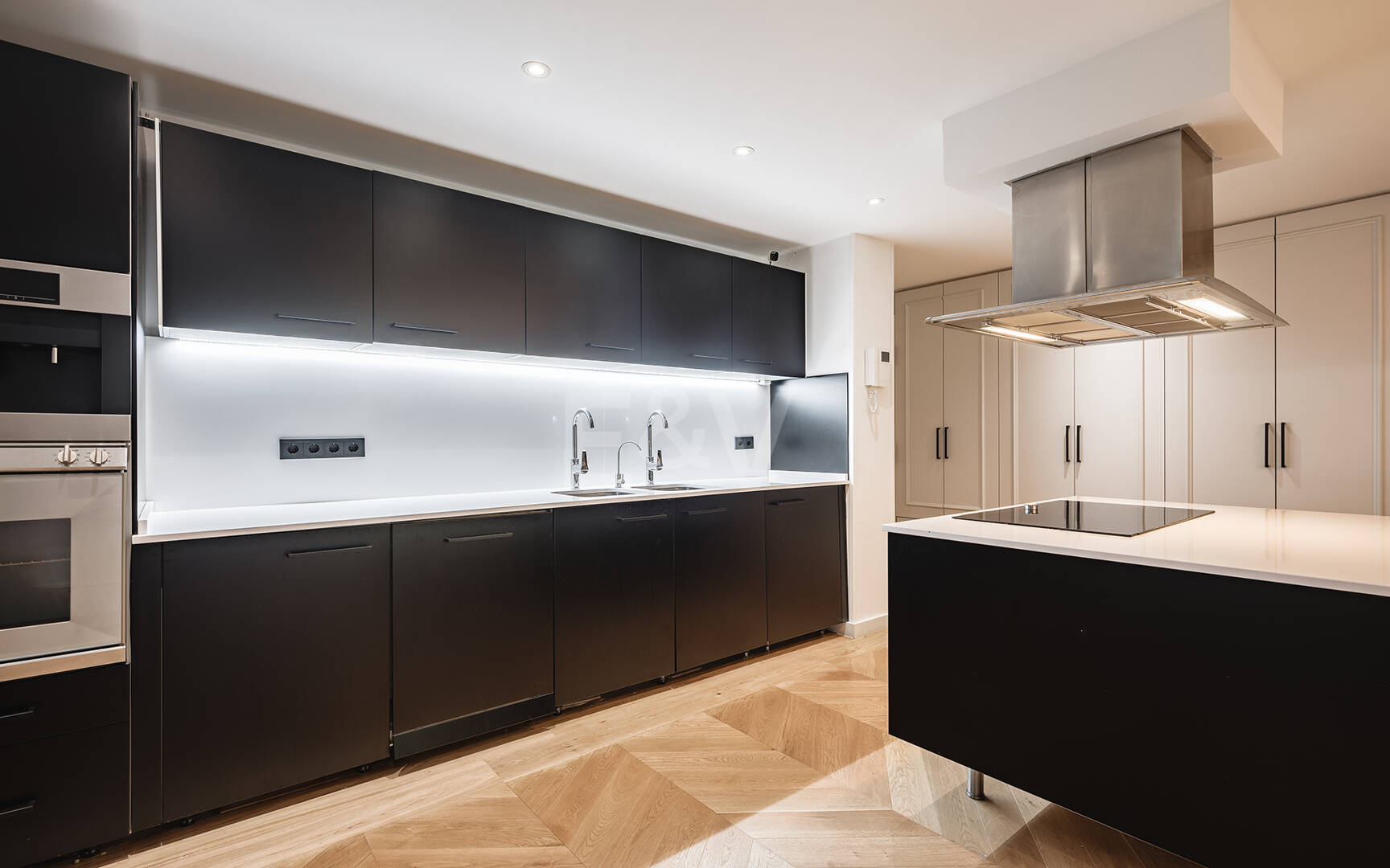 Apartamento con jardín en comunidad cerrada con servicios de estilo resort