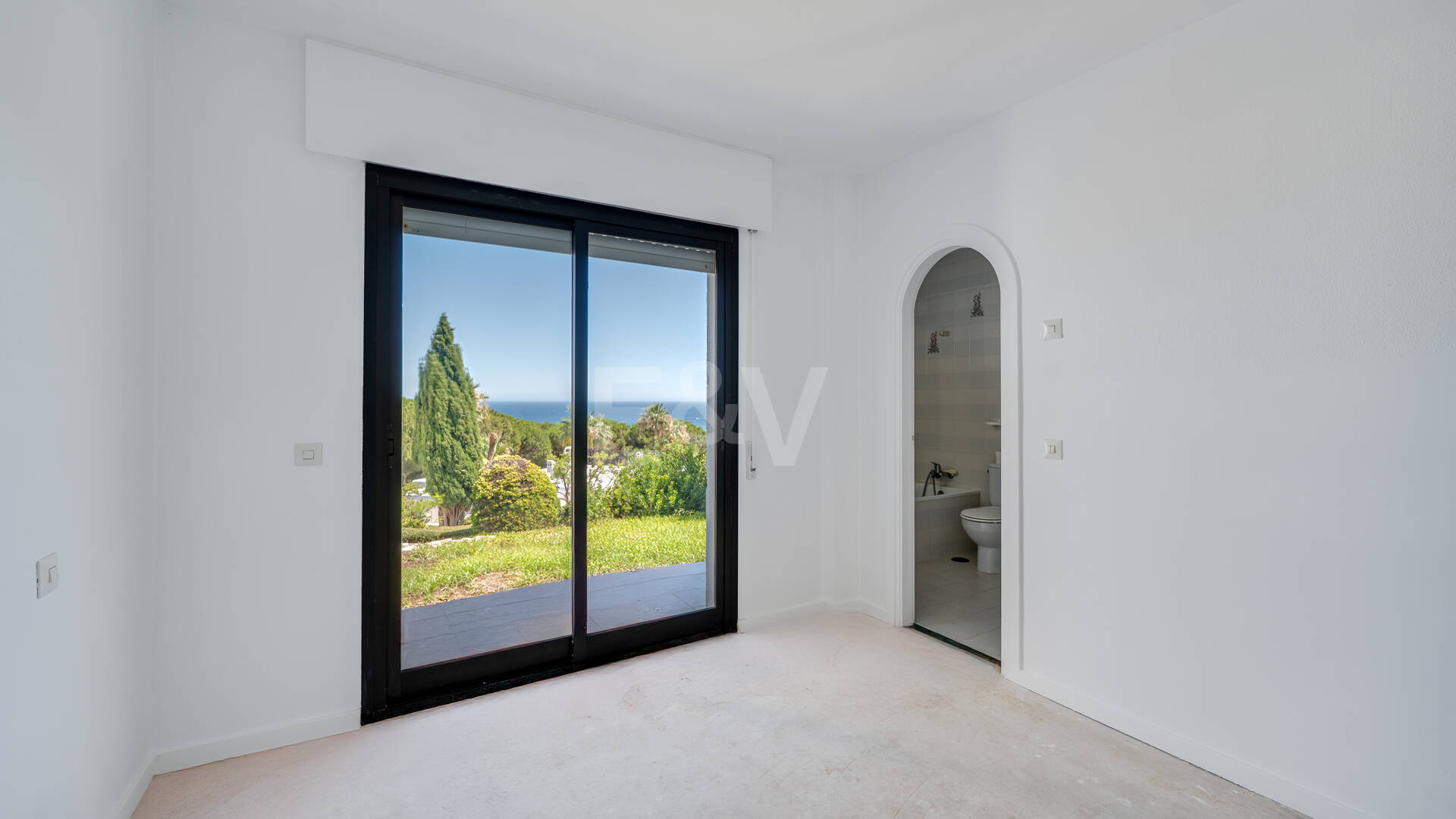 Great Investment Opportunity ! Townhouse with Unobstructed Sea Views