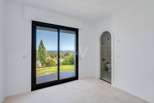 Great Investment Opportunity ! Townhouse with Unobstructed Sea Views