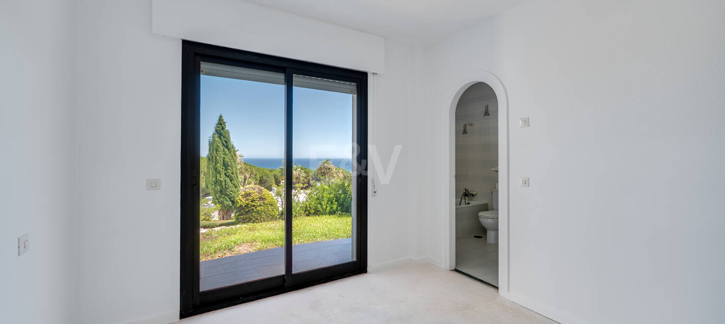 Great Investment Opportunity ! Townhouse with Unobstructed Sea Views