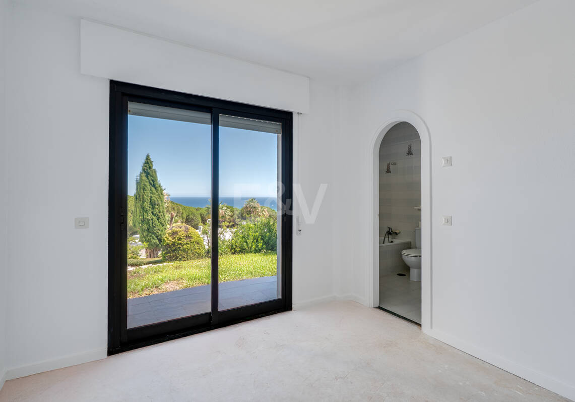 Stor investeringsmöjlighet! Townhouse med Unobstructed Sea Views