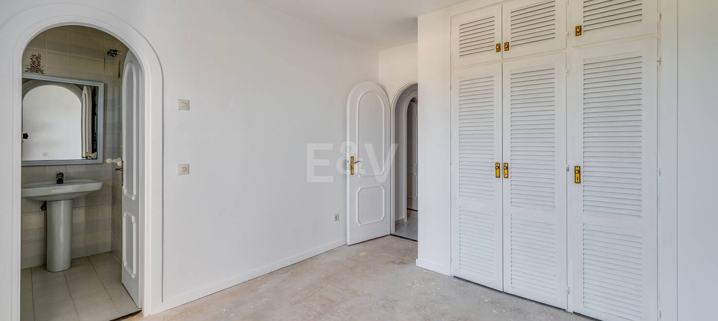 Great Investment Opportunity ! Townhouse with Unobstructed Sea Views
