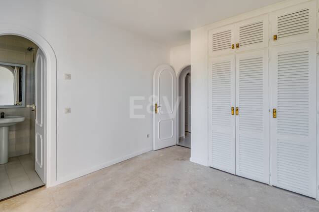 Great Investment Opportunity ! Townhouse with Unobstructed Sea Views