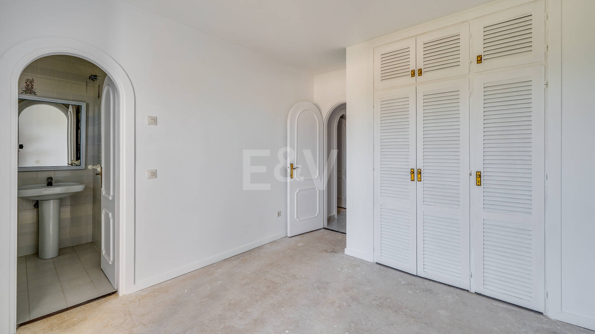 Great Investment Opportunity ! Townhouse with Unobstructed Sea Views