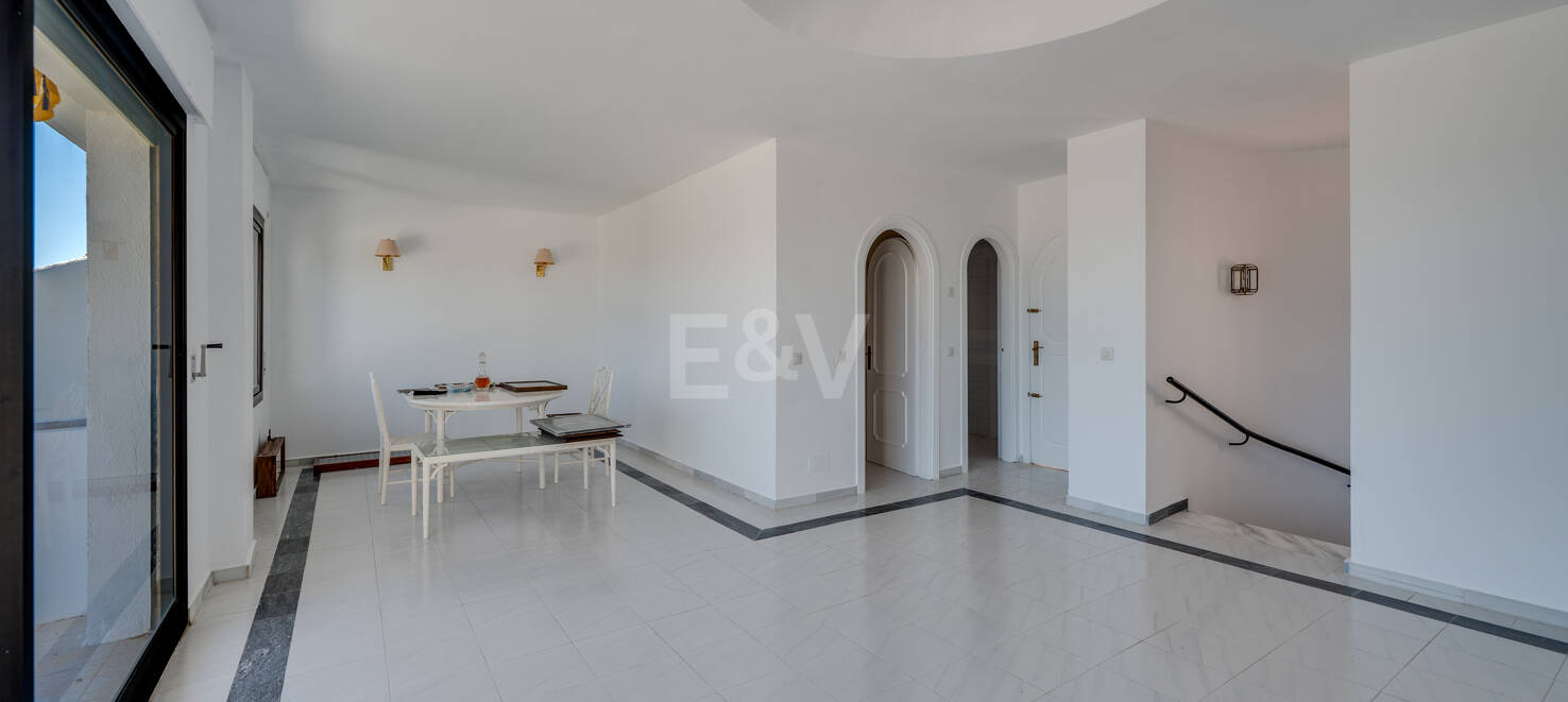 Great Investment Opportunity ! Townhouse with Unobstructed Sea Views