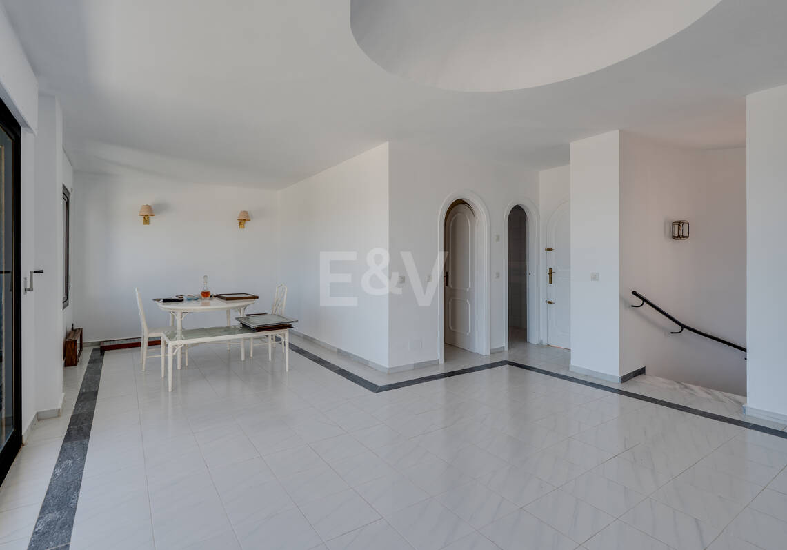 Stor investeringsmöjlighet! Townhouse med Unobstructed Sea Views