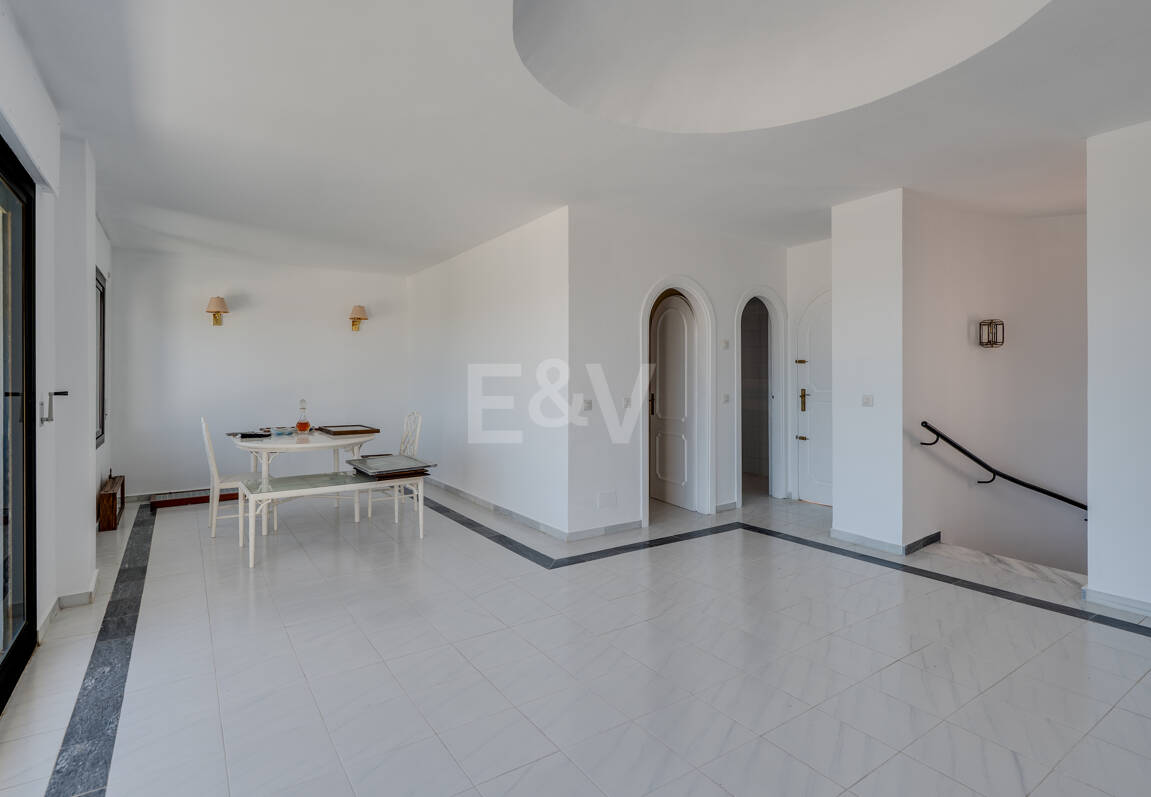 Great Investment Opportunity ! Townhouse with Unobstructed Sea Views